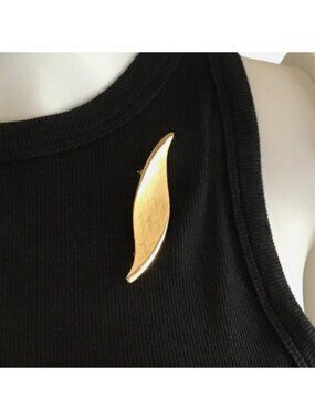 Vintage Gold-Tone Leaf Brooch Pin Jewelry Accessory For Women